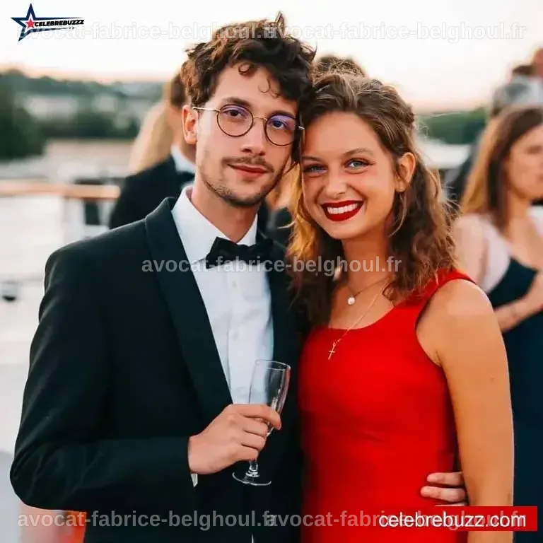 Aaricia Lemaire affichant son charisme, entourée d'éléments de cinéma.