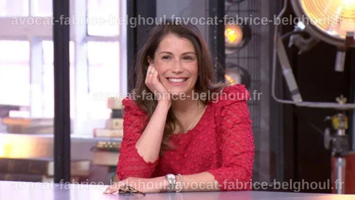 Adeline Jaquet, acheteuse d'Affaire conclue, discutant avec des clients dans une brocante.