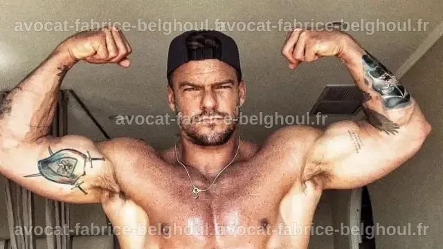 Alan Ritchson sur un plateau de tournage, affichant sa stature imposante.