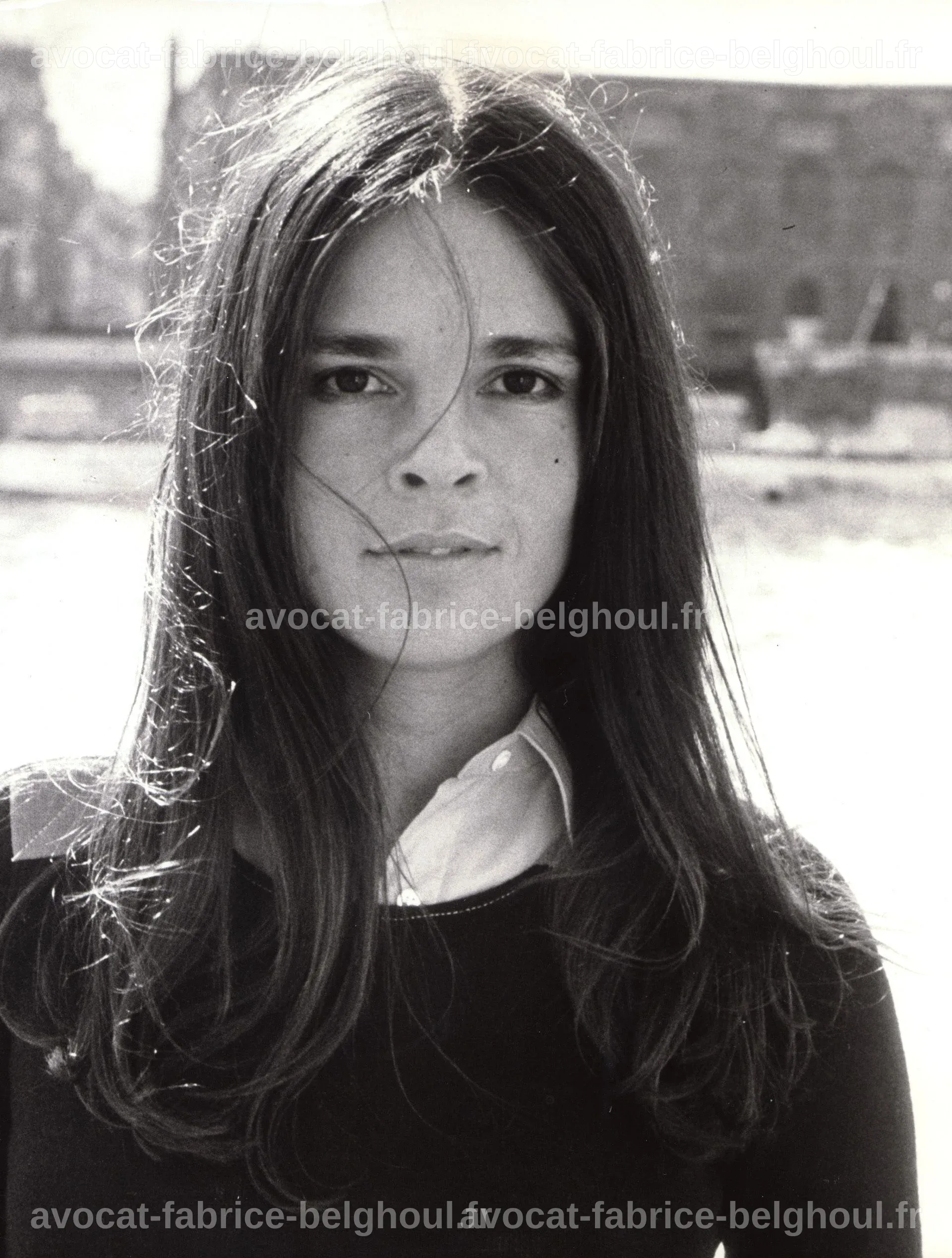 Ali MacGraw dans une scène emblématique de 'Love Story', affichant son charme et sa beauté.