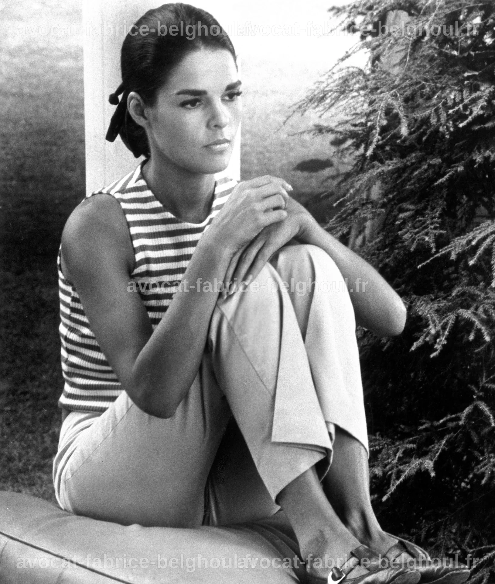 Ali MacGraw célébrant son 86e anniversaire, entourée de souvenirs de sa carrière cinématographique.