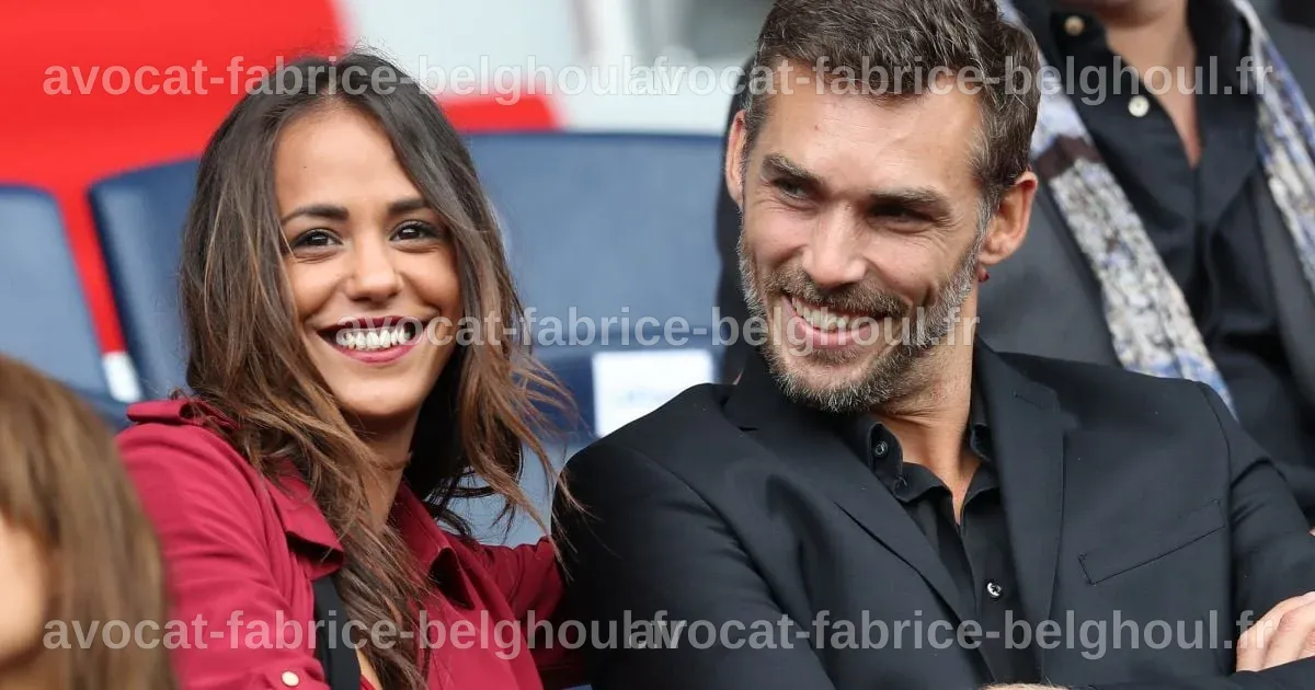 Alice Belaïdi et Gianni Giardinelli ensemble dans les tribunes d'un match, entourés de fans.