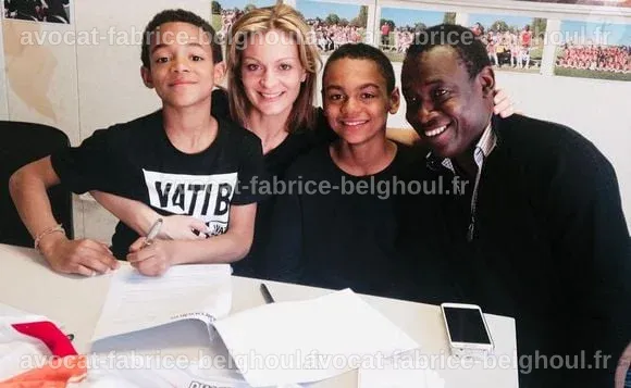 Sékou Mara posant fièrement avec sa mère dans un cadre familial.