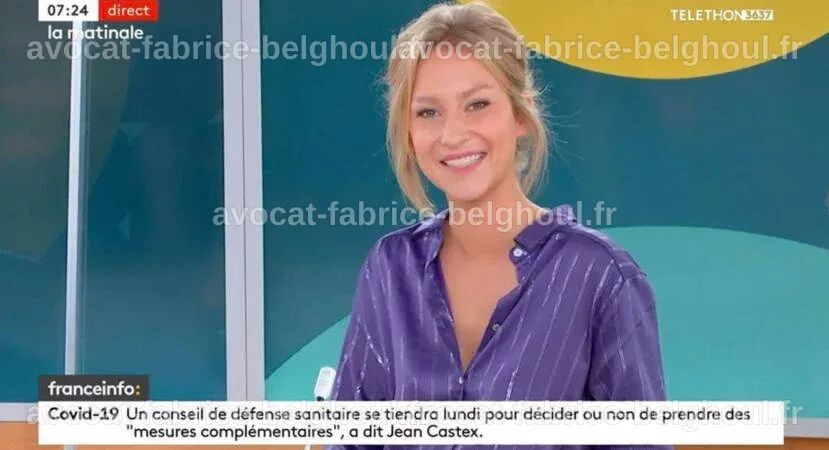 Alix Dauge posant avec un sourire devant un fond artistique.