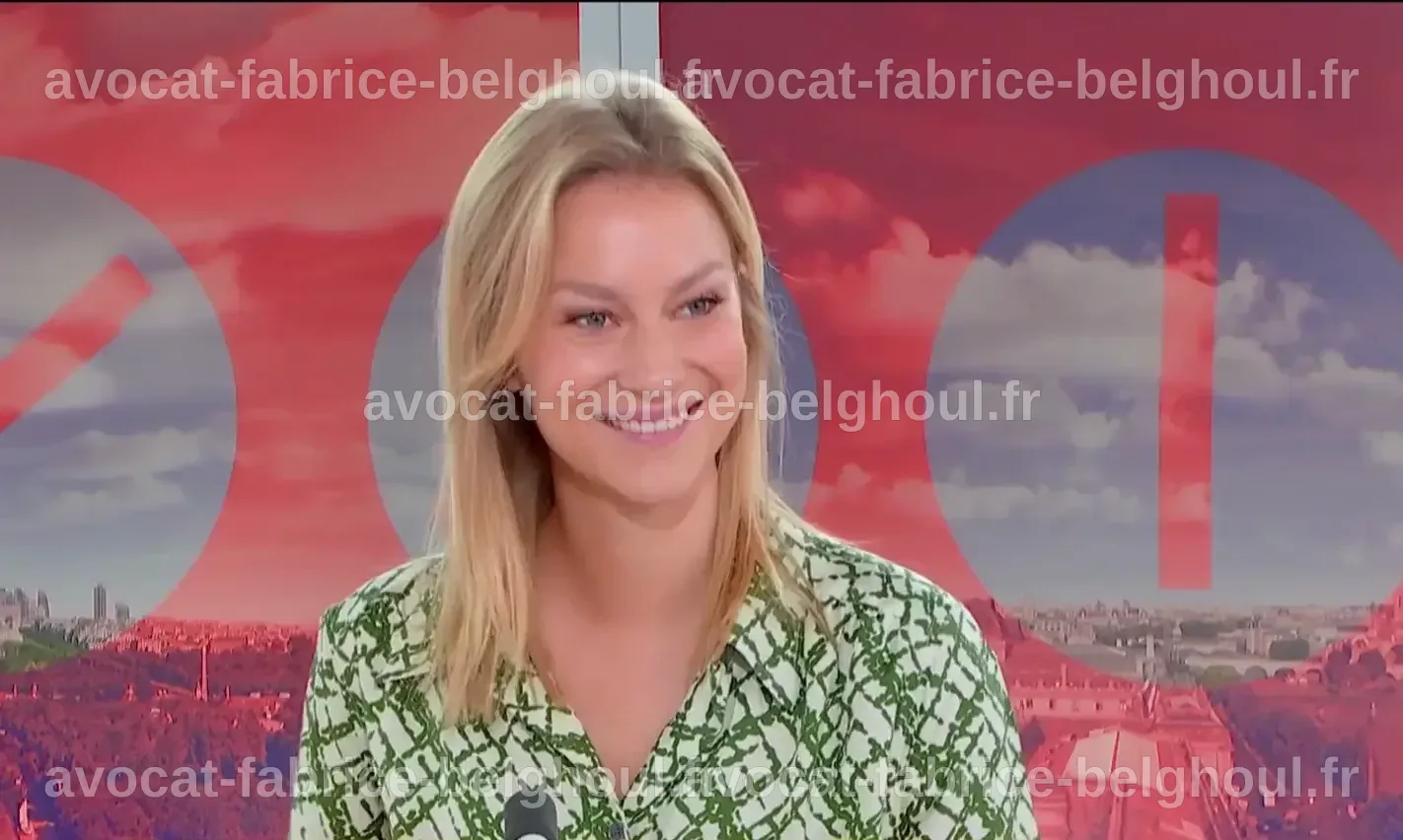 Alix Dauge affichant un ventre arrondi, rayonnante lors d'un événement mode.