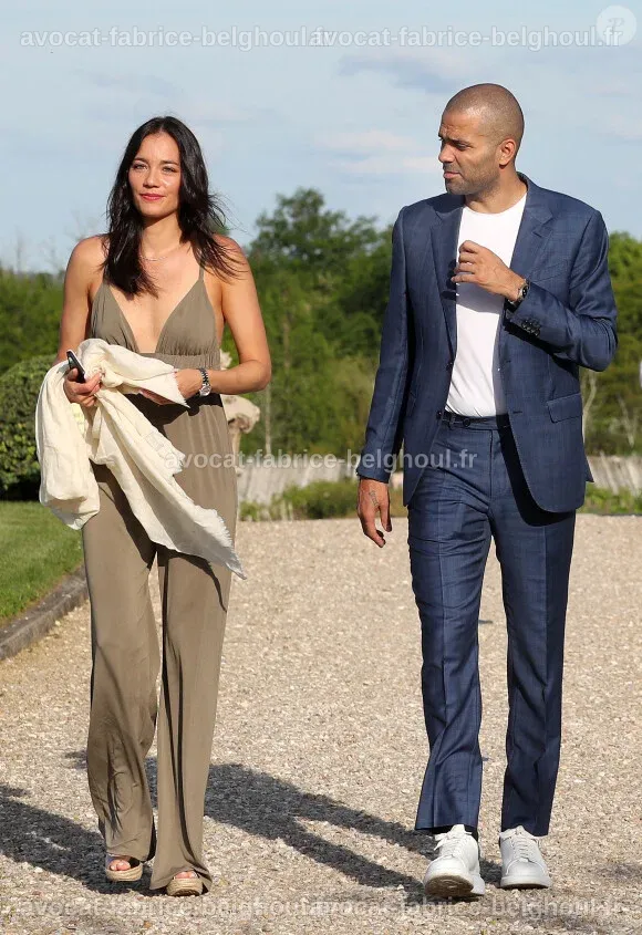 Tony Parker et Alizé Lim posent ensemble lors d'une fête, affichant leur complicité.