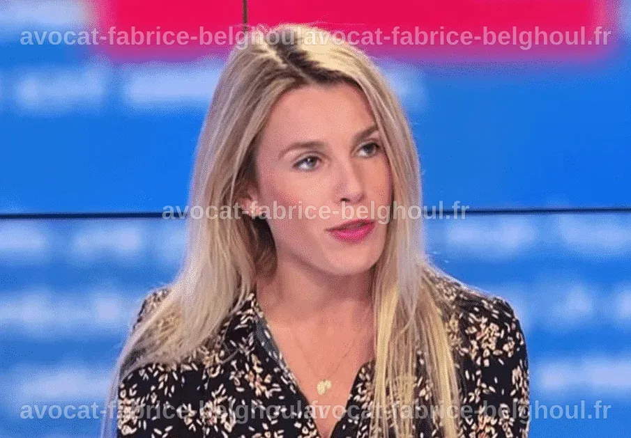 Amandine Atalaya discutant avec des collègues lors d'un événement médiatique.