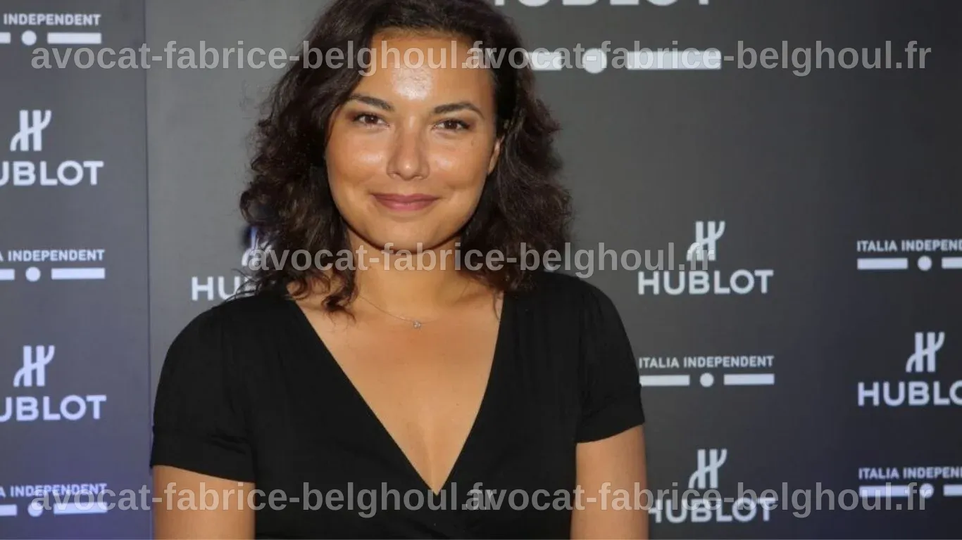 Anaïs Baydemir en tenue de cirque, jonglant avec des accessoires.
