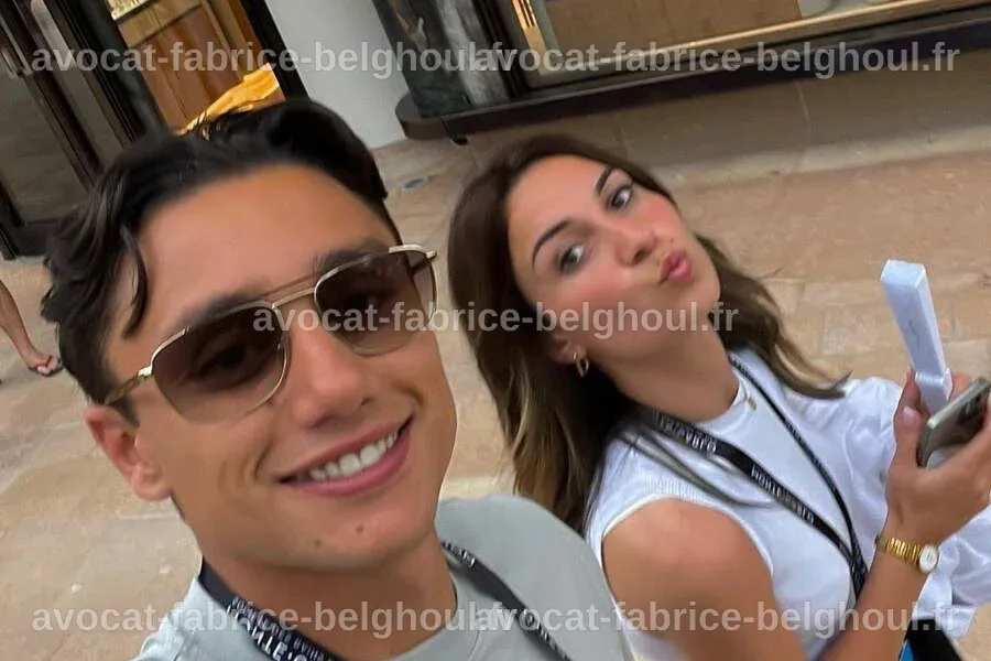 Ange Capuozzo et Emma Deveza partageant un moment tendre sur le terrain de rugby.