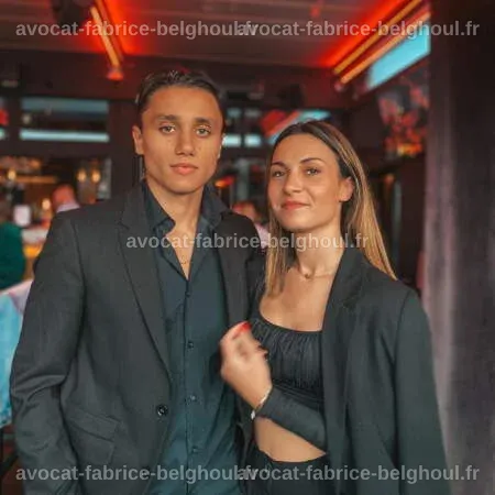 Ange Capuozzo et sa compagne Emma Deveza posant ensemble, entourés de supporters.