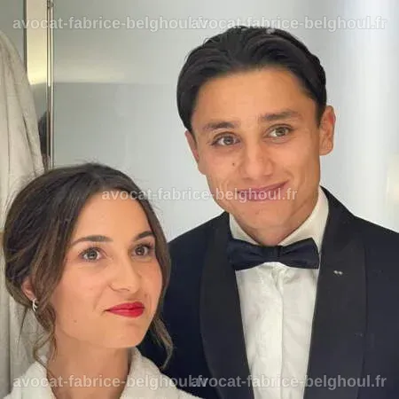 Ange Capuozzo et Emma Deveza se tenant la main, affichant leur complicité lors d'un match.