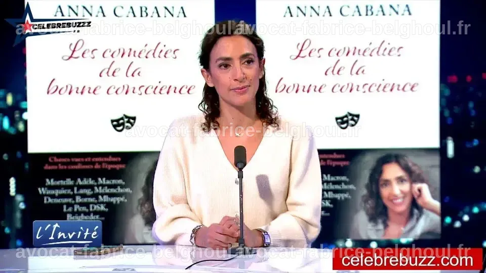 Anna Cabana en pleine discussion, entourée de journalistes, évoquant sa nouvelle maternité.