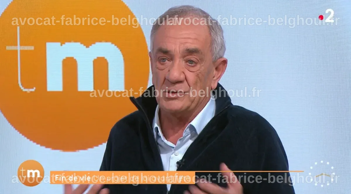 Antoine Mesnier, en train de discuter avec des amis lors d'une sortie.
