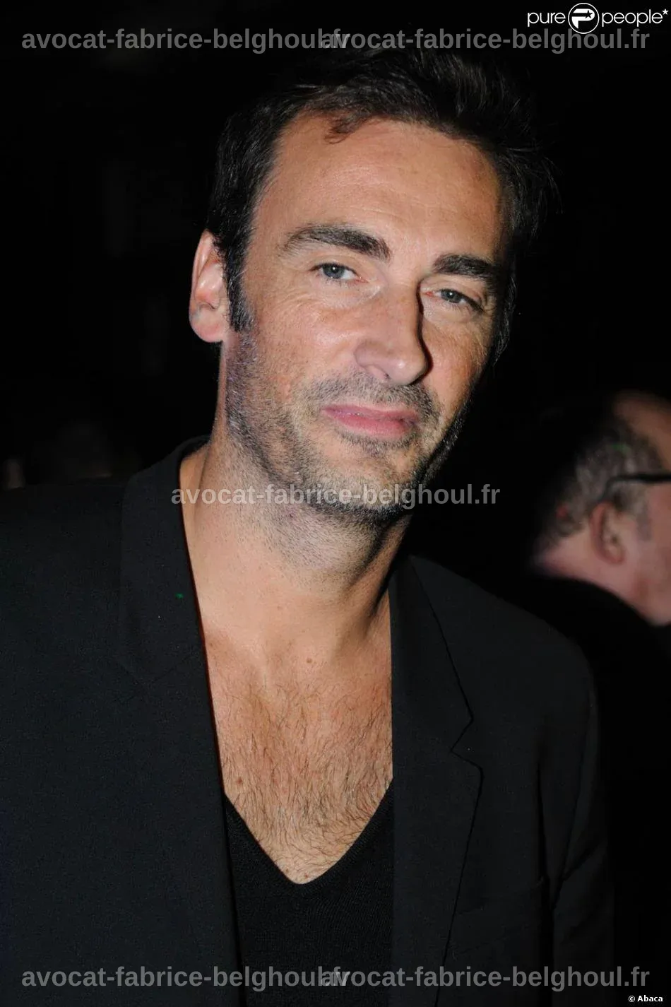 Arnaud Gidoin lors de l'inauguration du Zaza Bar, entouré de convives.