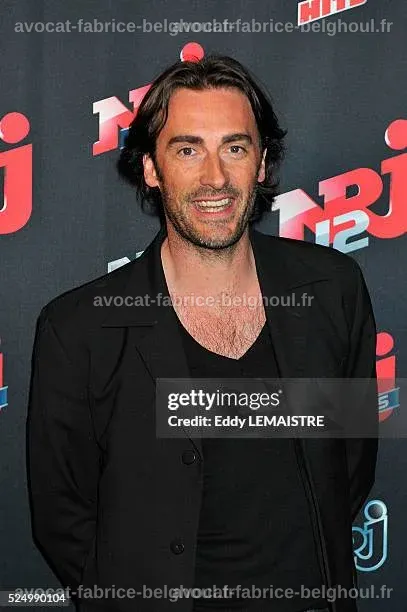 Arnaud Gidoin sur scène, captivant son public avec son humour.