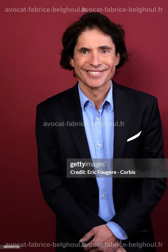 Arno Klarsfeld pose pour un portrait dans un cadre parisien.