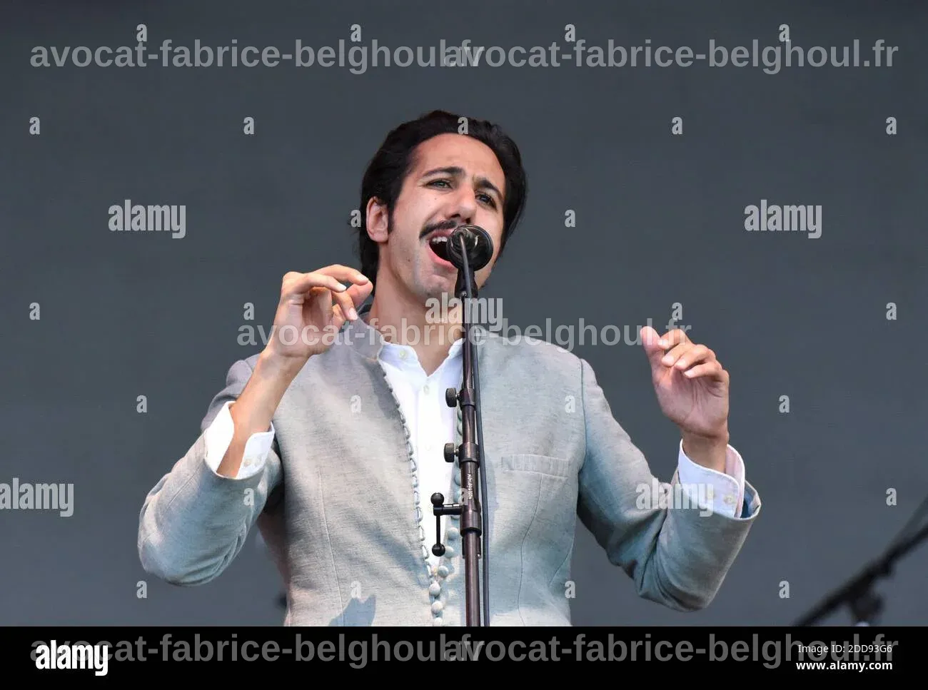 Arthur Teboul sur scène au festival Solidays, entouré de lumières et de fans enthousiastes.
