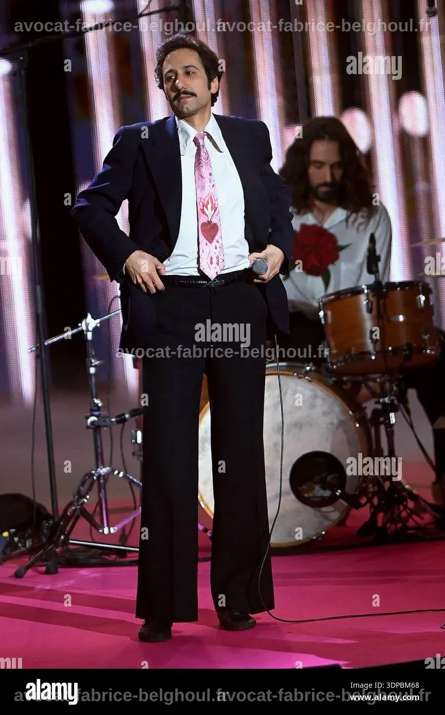 Arthur Teboul lors des Victoires de la Musique, en pleine prestation avec son groupe.