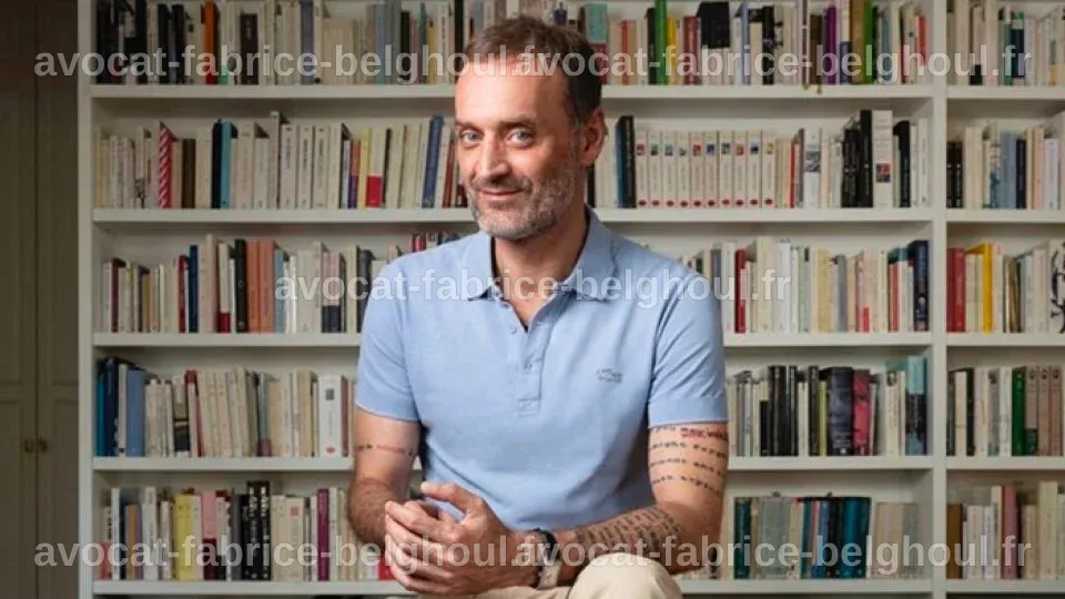 Augustin Trapenard entouré de livres, symbolisant son rôle de critique littéraire.