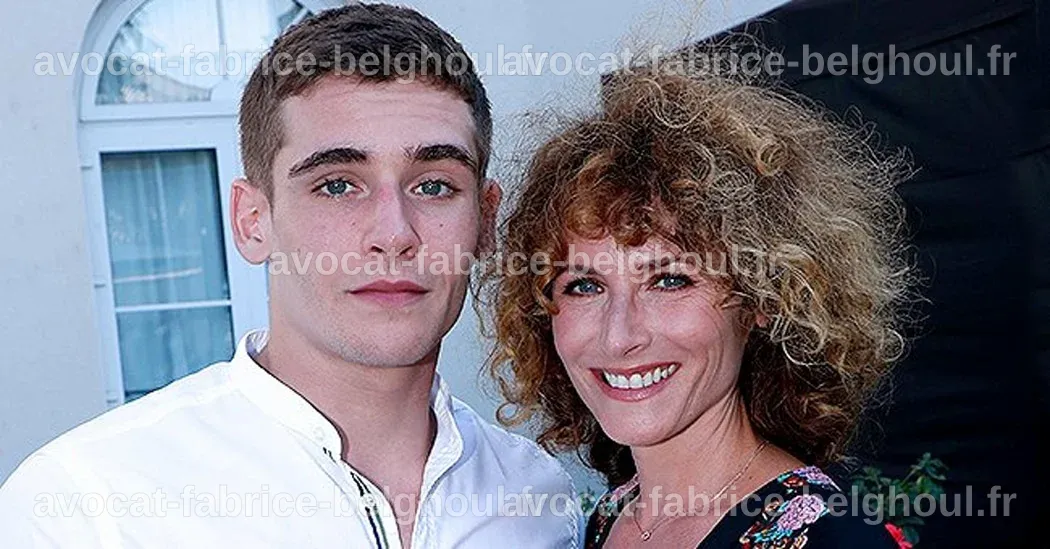 Elsa Lunghini posant avec Aurélien Cheval, tous deux heureux.