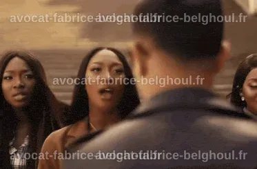 Aya Nakamura dans une scène animée de son clip 'Djadja', pleine d'énergie.