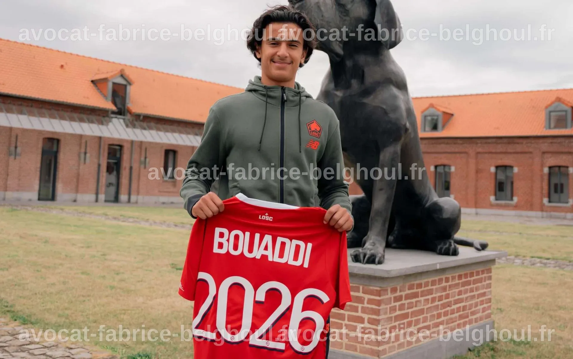 Photo d'Ayyoub Bouaddi lors d'un événement public, entouré de fans.