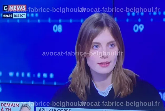 Tenue de mariage unique d'Aziliz Le Corre sur une piste de danse animée.