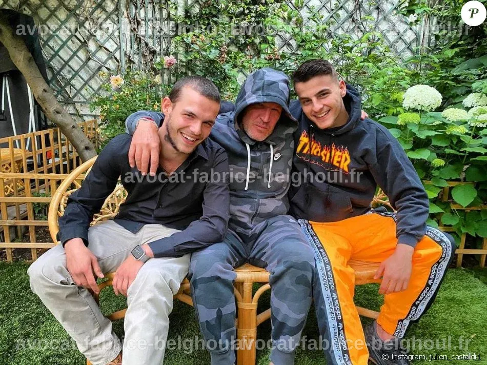 Benjamin Castaldi posant avec ses fils Julien et Simon, ambiance familiale.