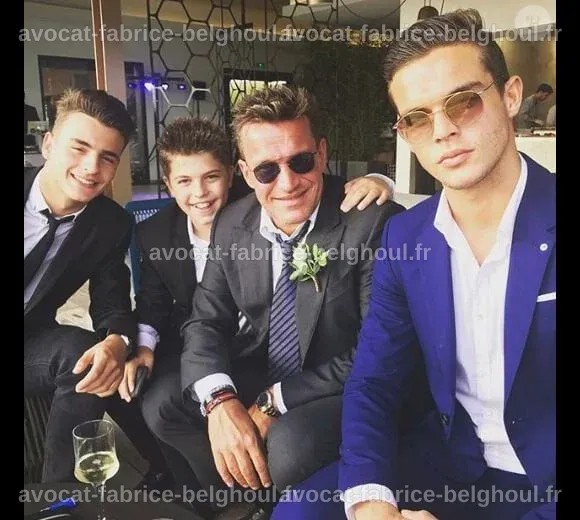 Benjamin Castaldi entouré de ses trois fils, Simon, Julien et Enzo, en pleine discussion.