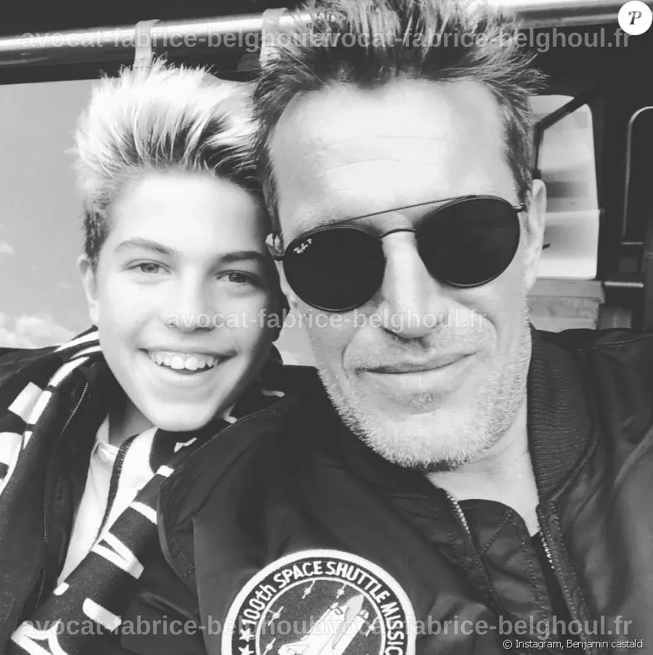 Benjamin Castaldi et son fils Enzo, regardant un match de PSG ensemble.