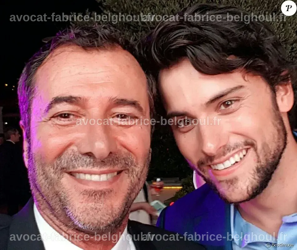 Bernard Montiel et son fils se tenant la main, affichant une belle complicité.