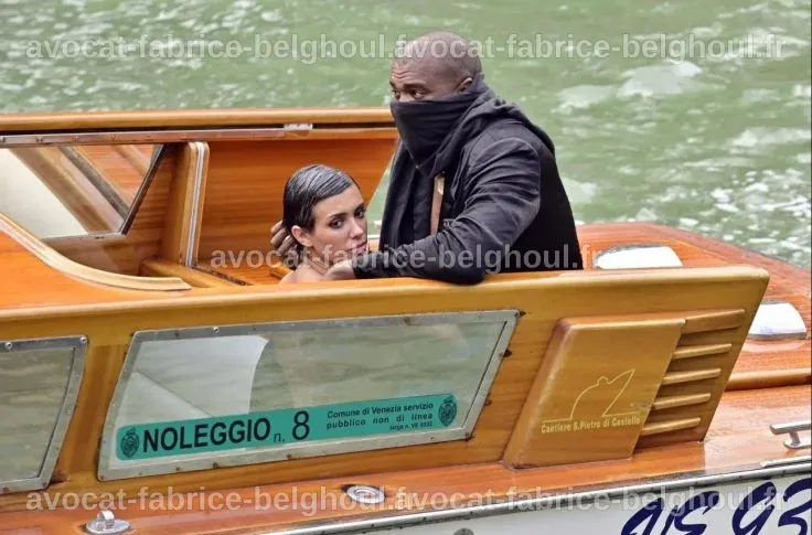 Bianca Censori en train de poser, entourée de spéculations sur sa grossesse.
