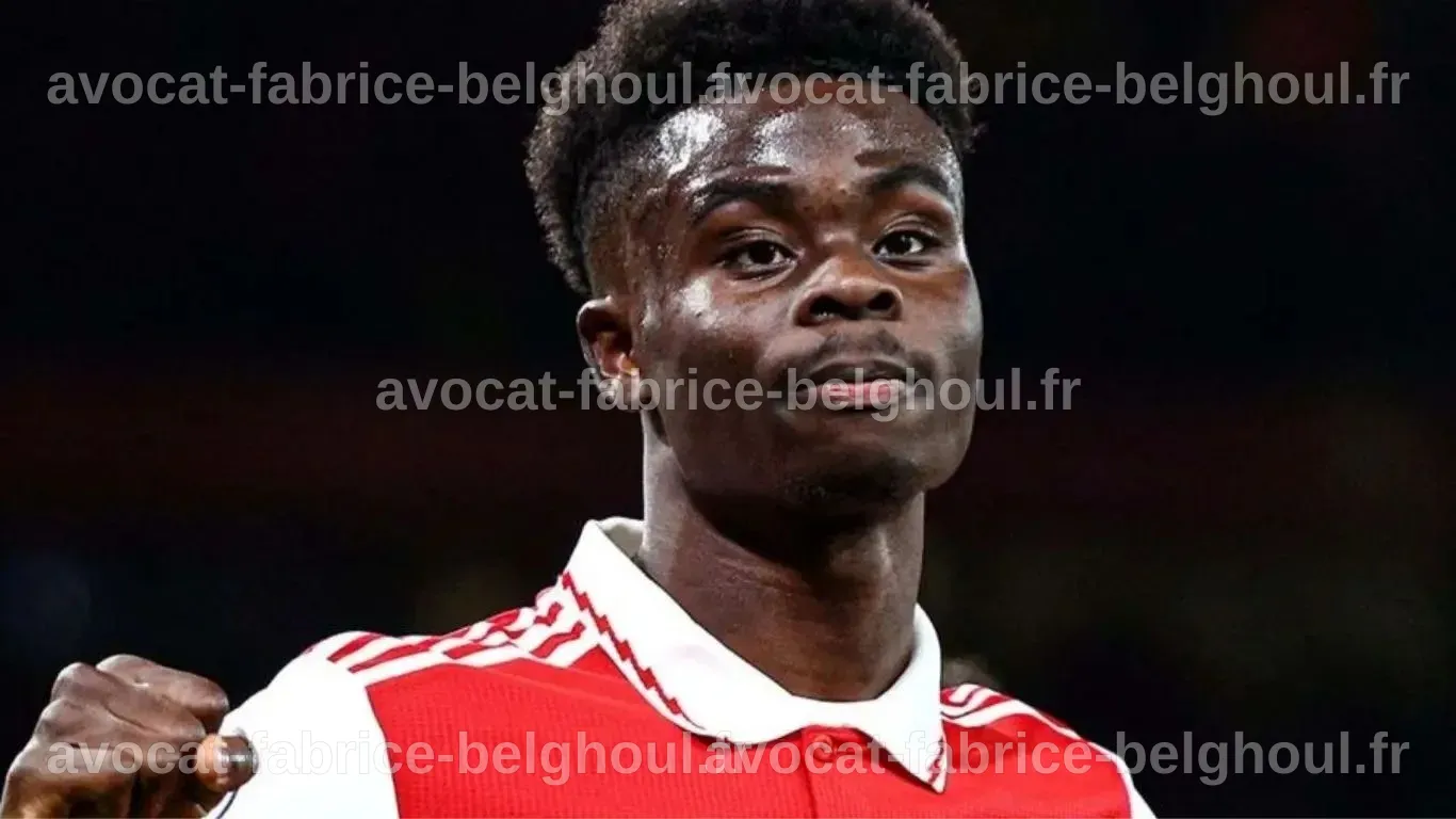 Bukayo Saka célébrant un but avec ses coéquipiers.