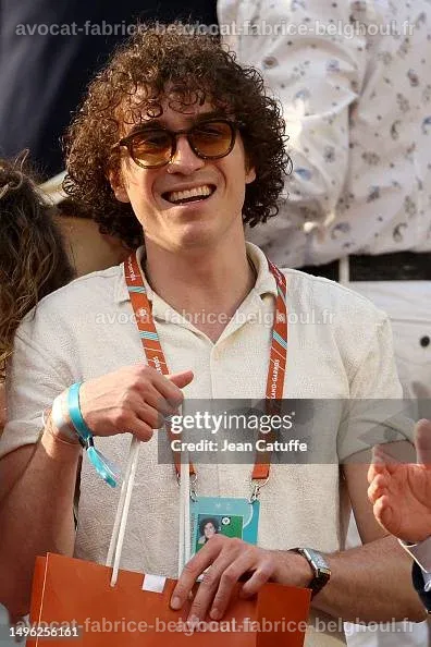 César de Rummel au tournoi de tennis, portant une tenue décontractée.
