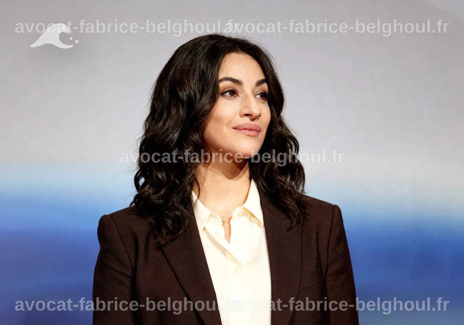Portrait de Camélia Jordana, illustrant son parcours artistique et son influence culturelle.