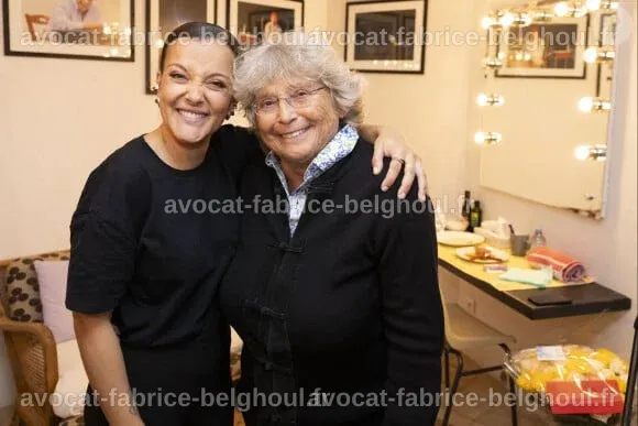 Camille Lellouche posant avec sa mère à Ramatuelle.