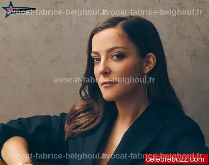 Camille Lellouche et ses parents discutant en arrière-plan.
