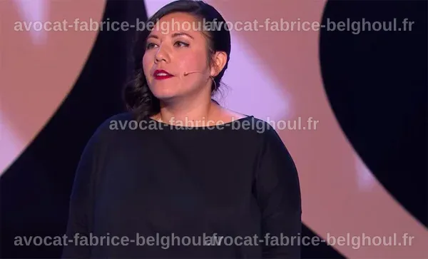 Candiie Taille posant avec des célébrités lors d'un gala.