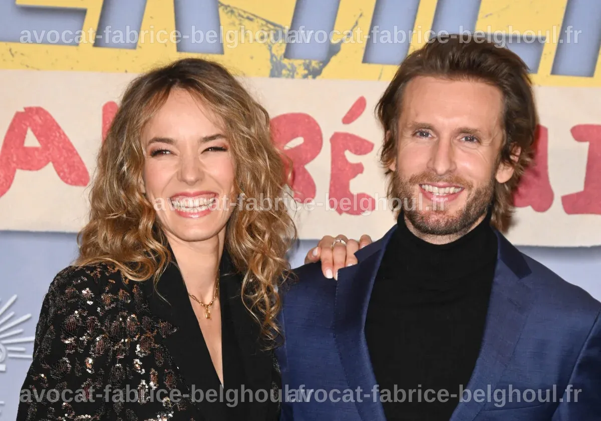 Elodie Fontan et Philippe Lacheau posant joyeusement avant un événement.