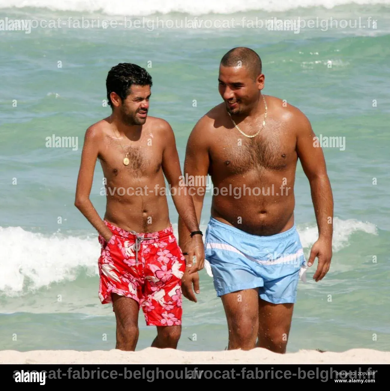 Jamel Debbouze posant avec un sourire chaleureux, vêtu d'une tenue décontractée.