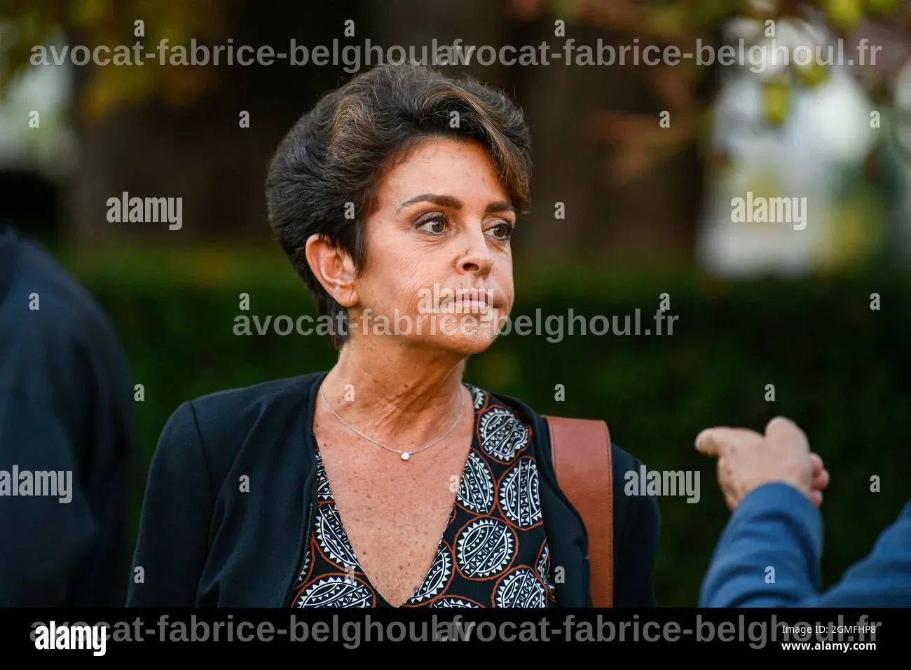 Judith Waintraub en train d'interviewer un expert dans un cadre professionnel.