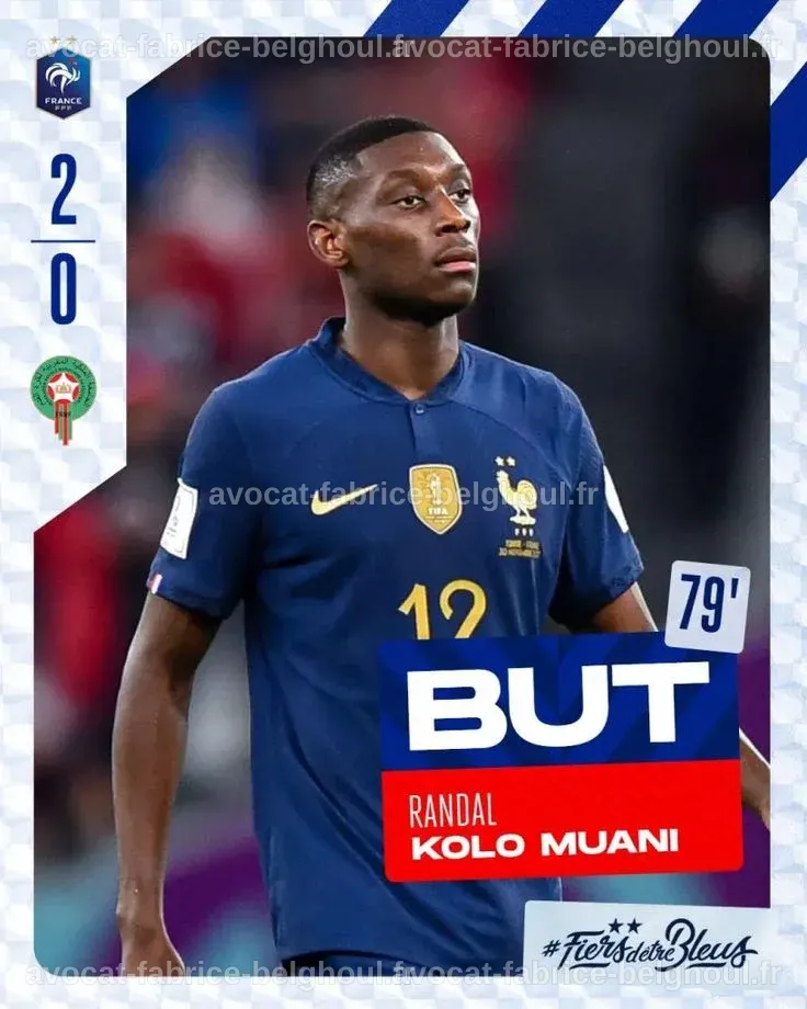 Portrait de Randal Kolo Muani, souriant avec un maillot de football.