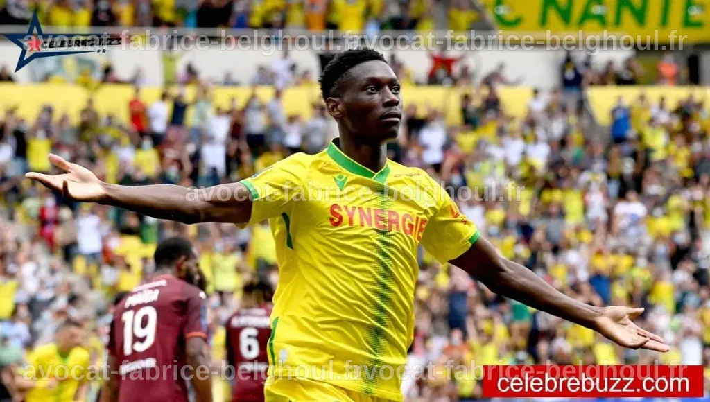 Kolo Muani en action sur le terrain, dribblant un défenseur.
