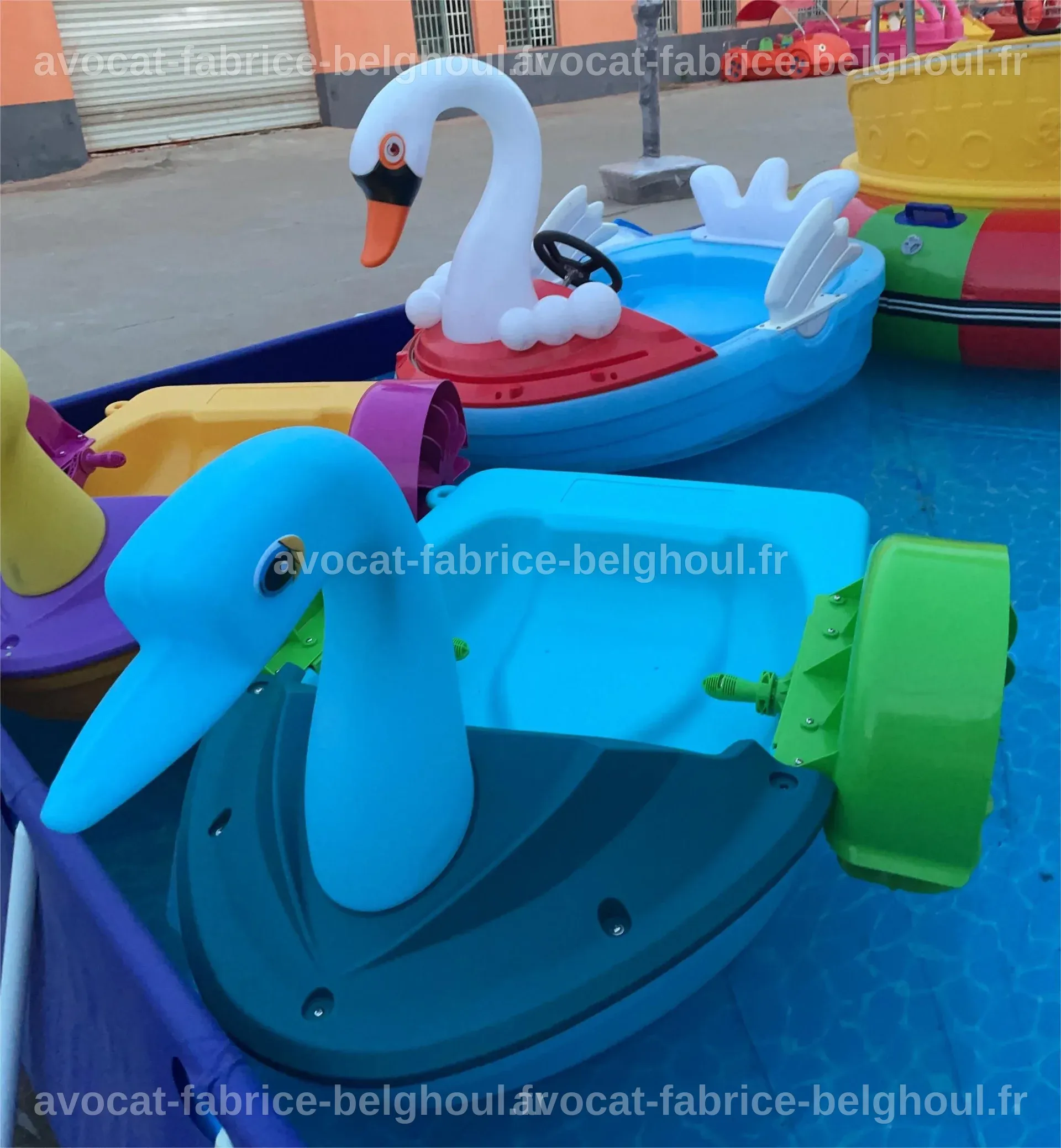 Différents jouets aquatiques en plastique pour enfants et adultes.