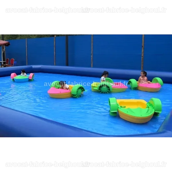 Enfants utilisant un bateau à pédales dans une activité aquatique.