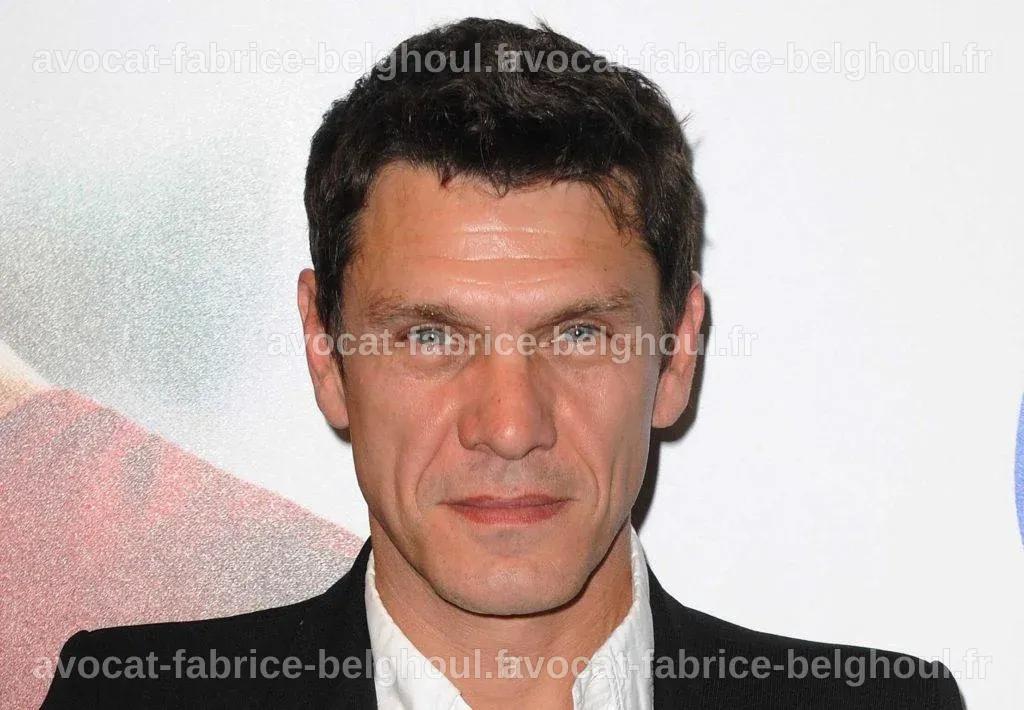 Affiche d'un spectacle de Marc Lavoine, soulignant son héritage culturel.