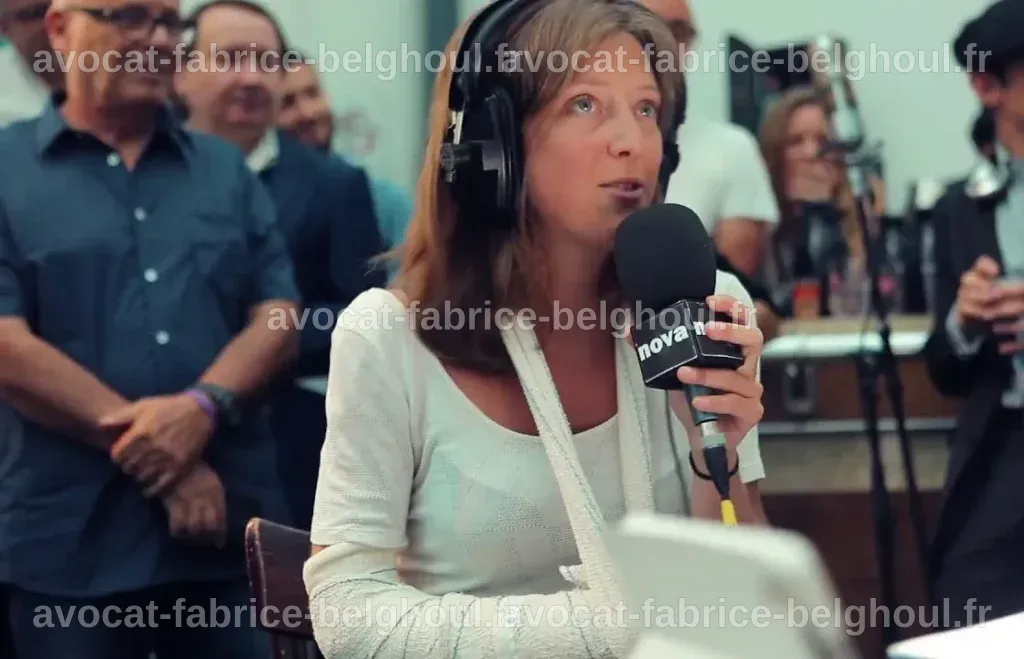 Marie Bonnisseau en robe élégante, posant avec une main sur son ventre.