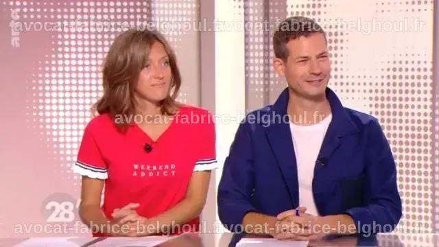 Marie Bonnisseau en extérieur, avec un regard joyeux et son ventre visible.