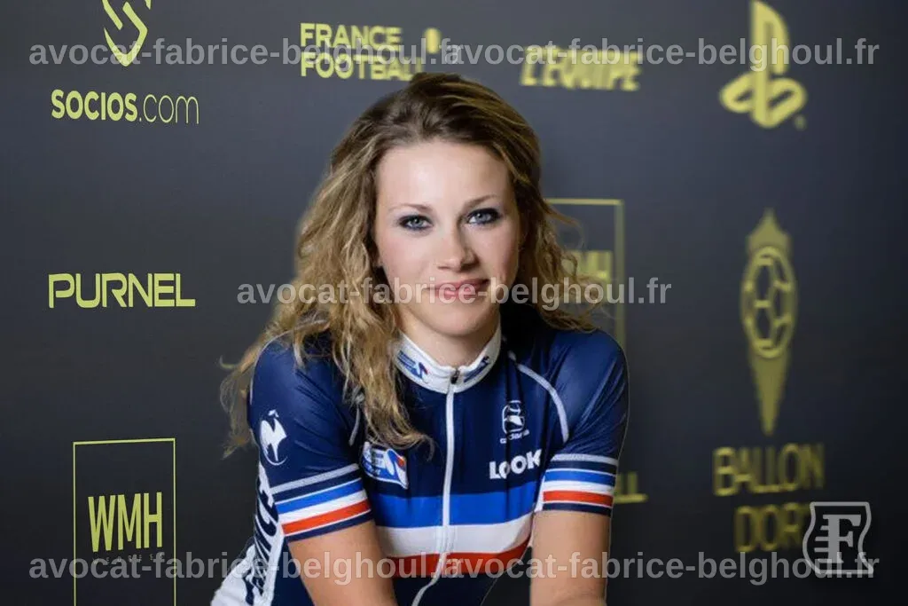 Marion Rousse posant avec un mètre ruban pour illustrer sa taille de cycliste.
