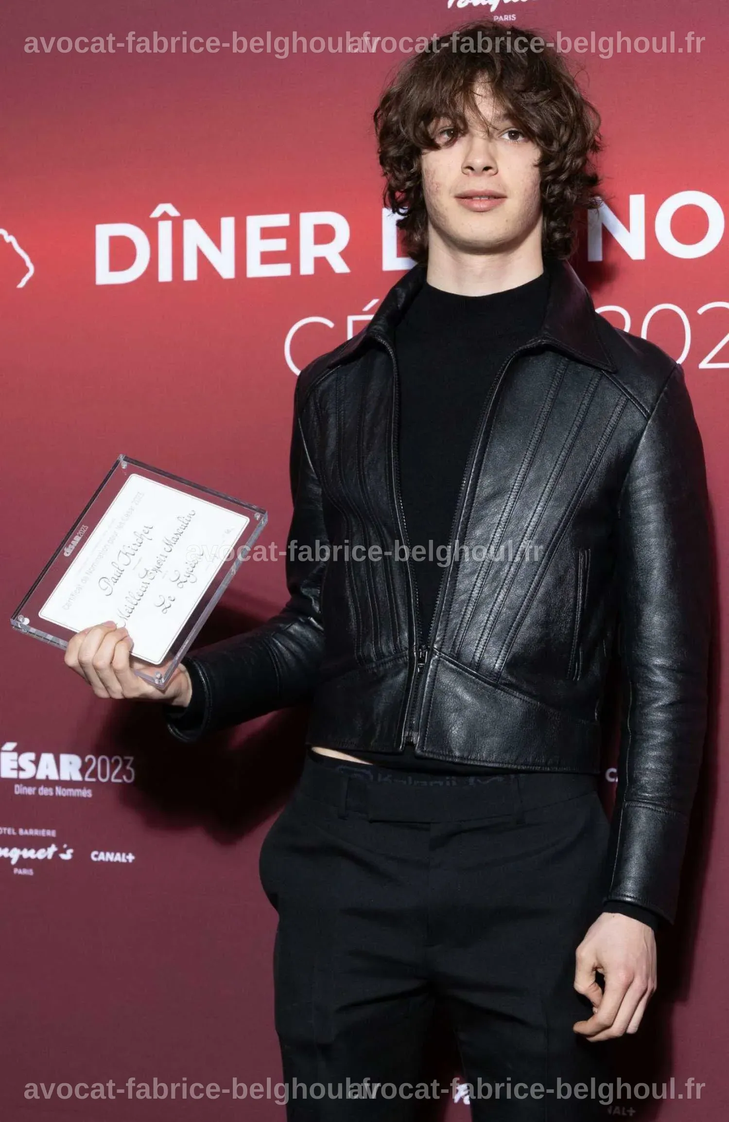 Paul Kircher en tenue élégante lors d'un dîner de nomination aux César à Paris.